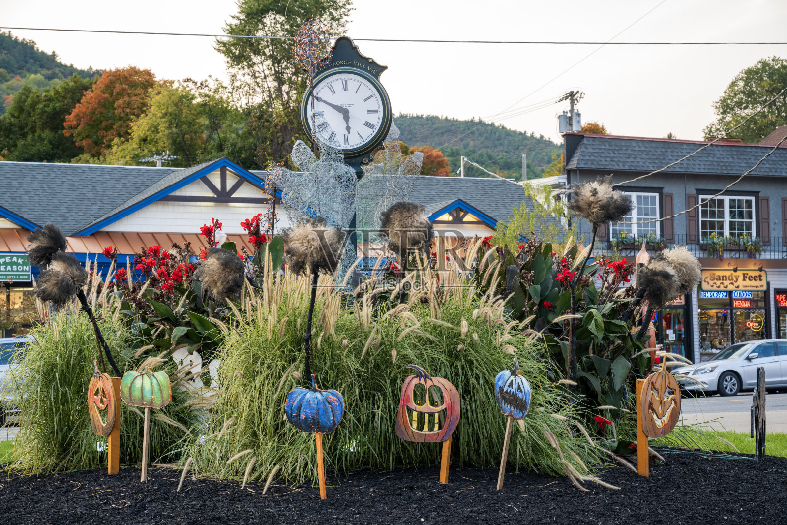 湖乔治市中心的万圣节装饰照片摄影图片
