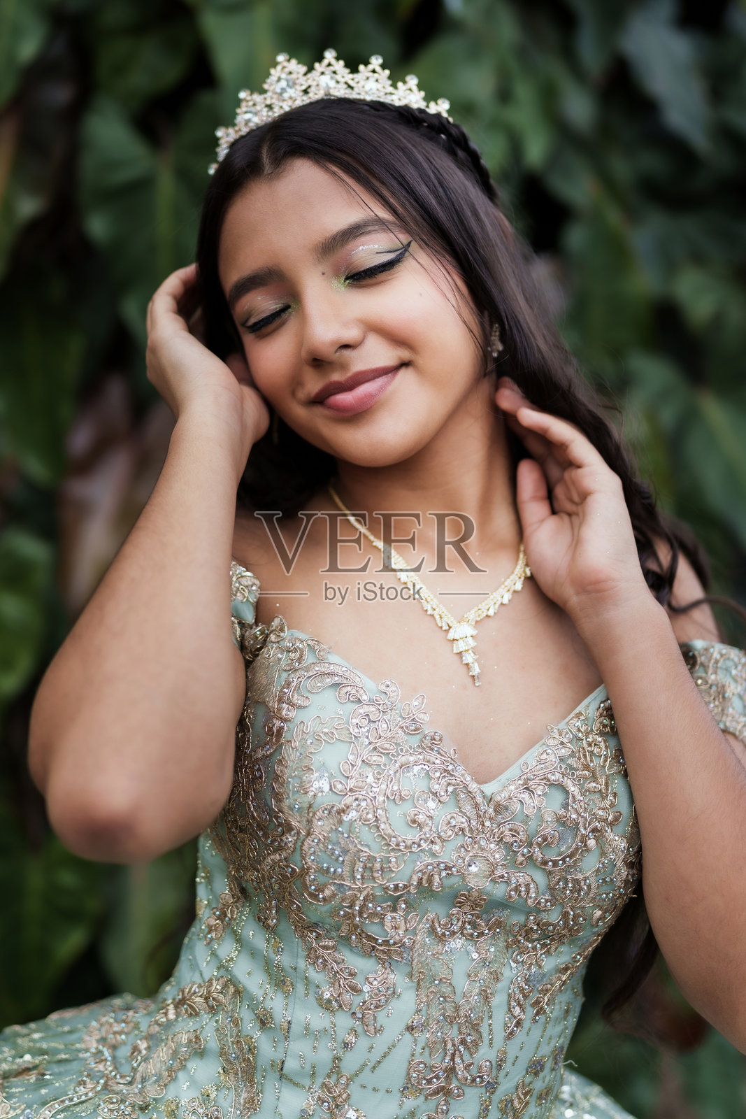 15岁少女穿着王冠和优雅的裙子庆祝十五岁成人礼照片摄影图片