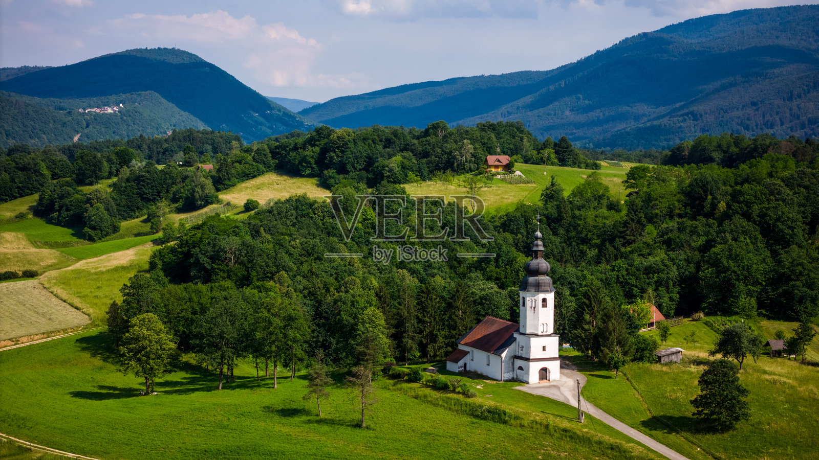 斯洛文尼亚克尔卡河上的祖岑贝尔克中世纪村庄。航拍视角照片摄影图片