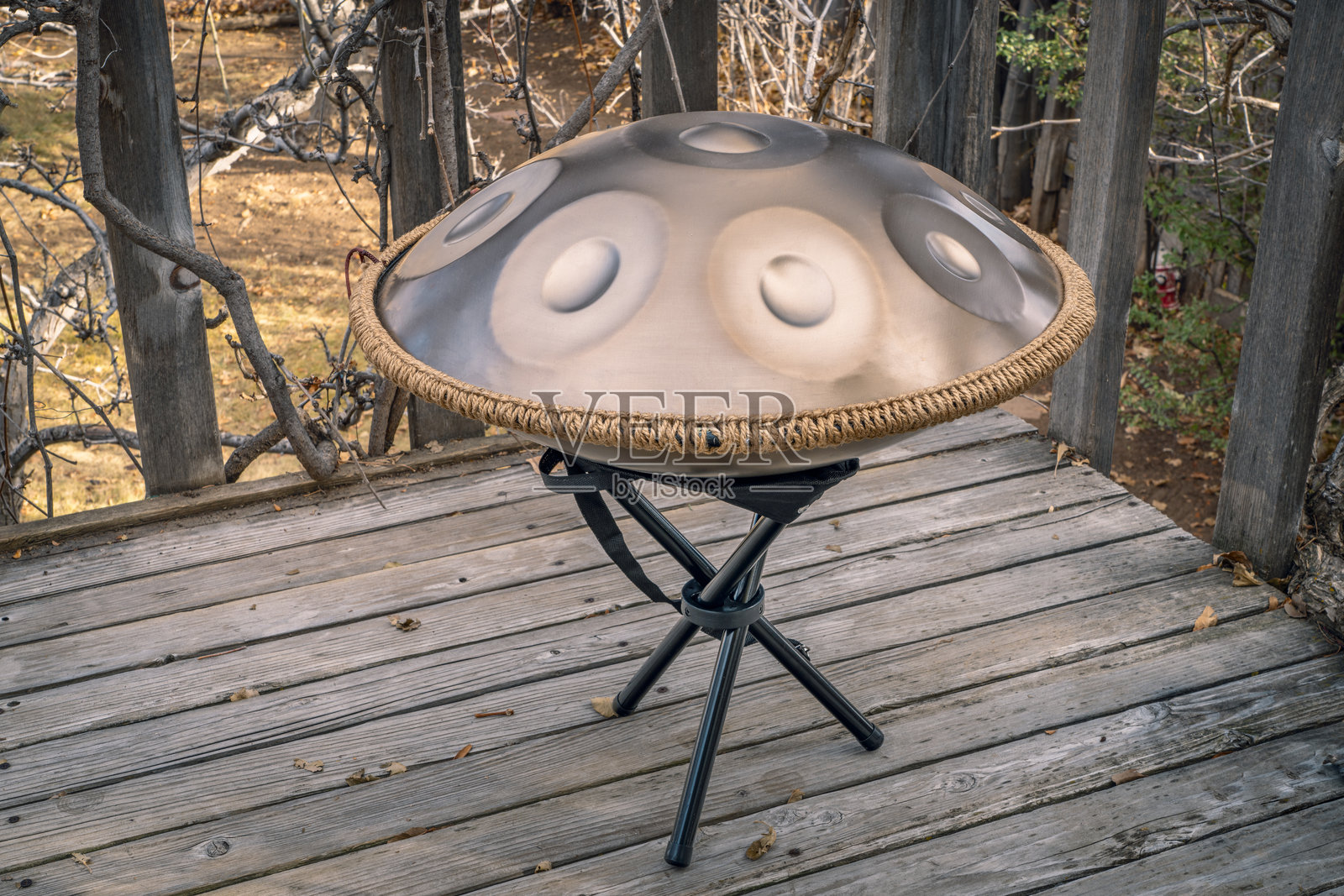 户外的手盘鼓放在支架上，这是一种现代的钢制旋律打击乐器，以其舒缓、共鸣的音调而闻名。照片摄影图片