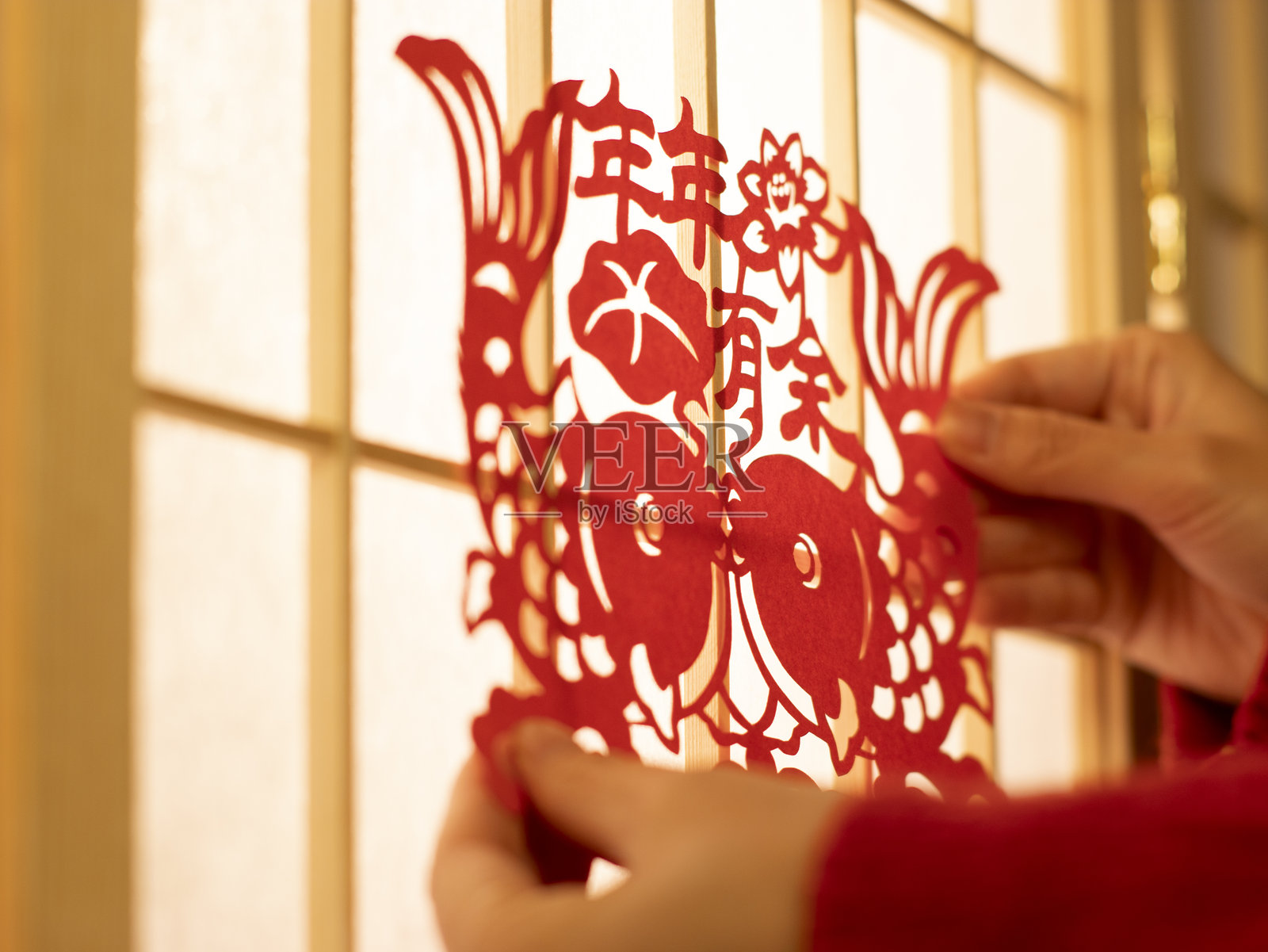 春节期间剪贴窗花装饰照片摄影图片