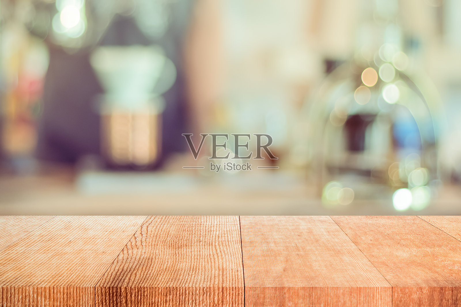 灯光照亮的桌子特写照片摄影图片