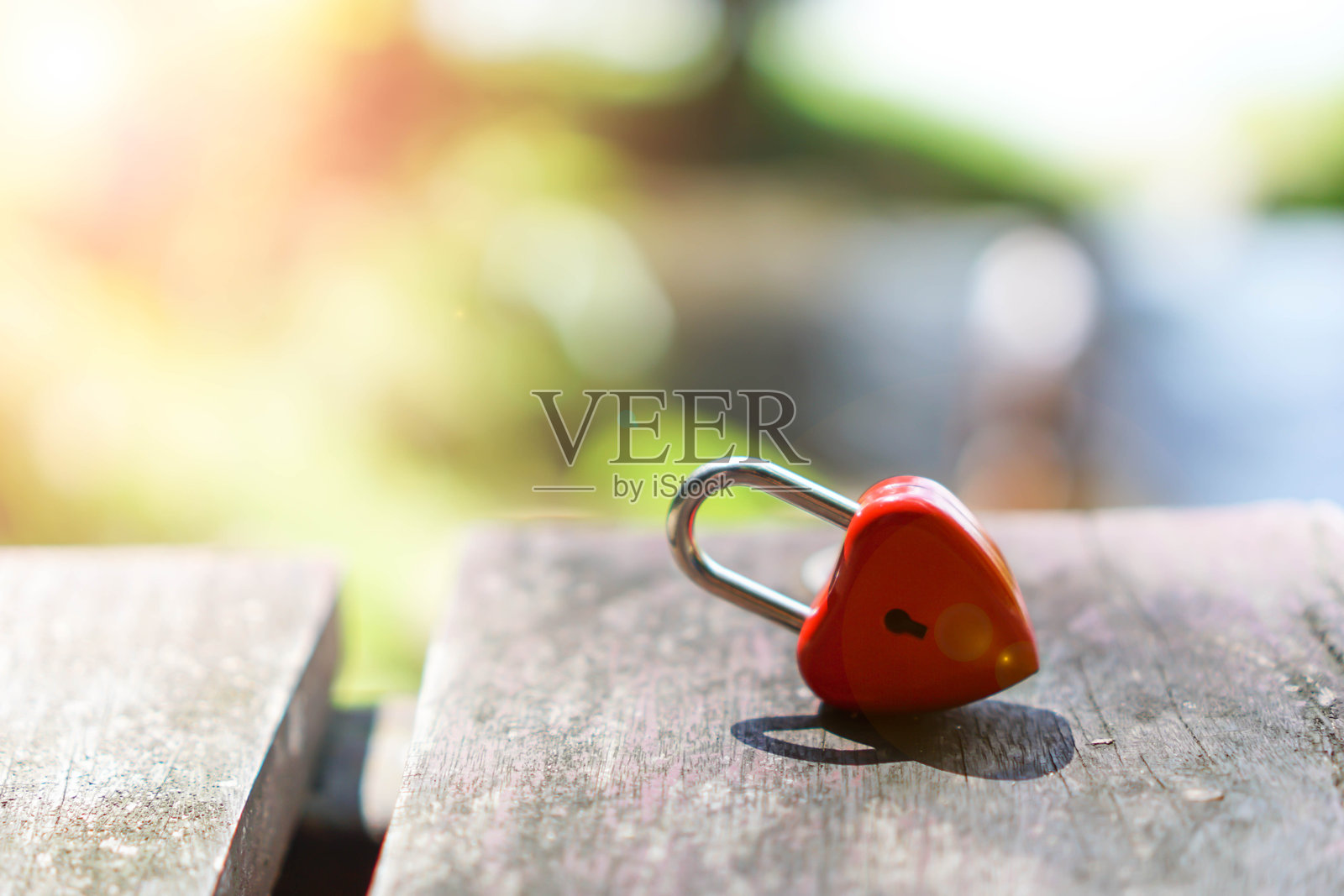 木头上的心形挂锁特写照片摄影图片