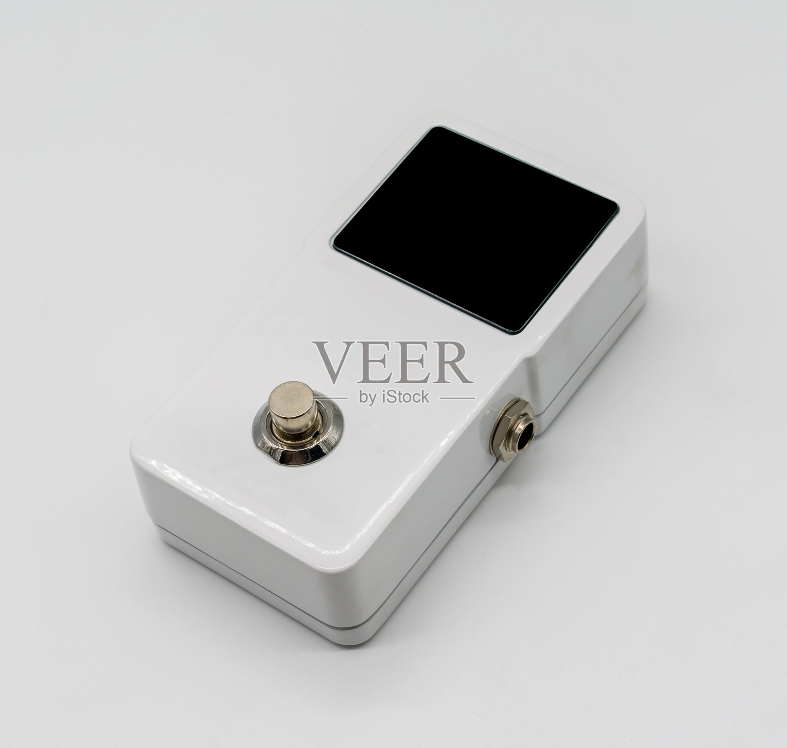 高角度视图的吉他效果踏板，白色背景照片摄影图片