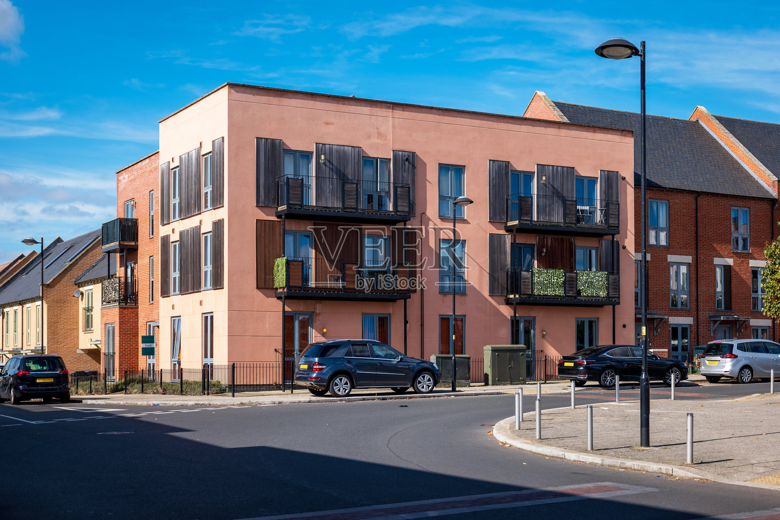 英国家庭住宅区内的传统独立住宅照片摄影图片