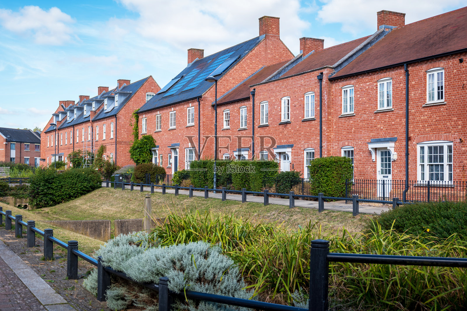 英国家庭住宅区内的传统独立住宅照片摄影图片