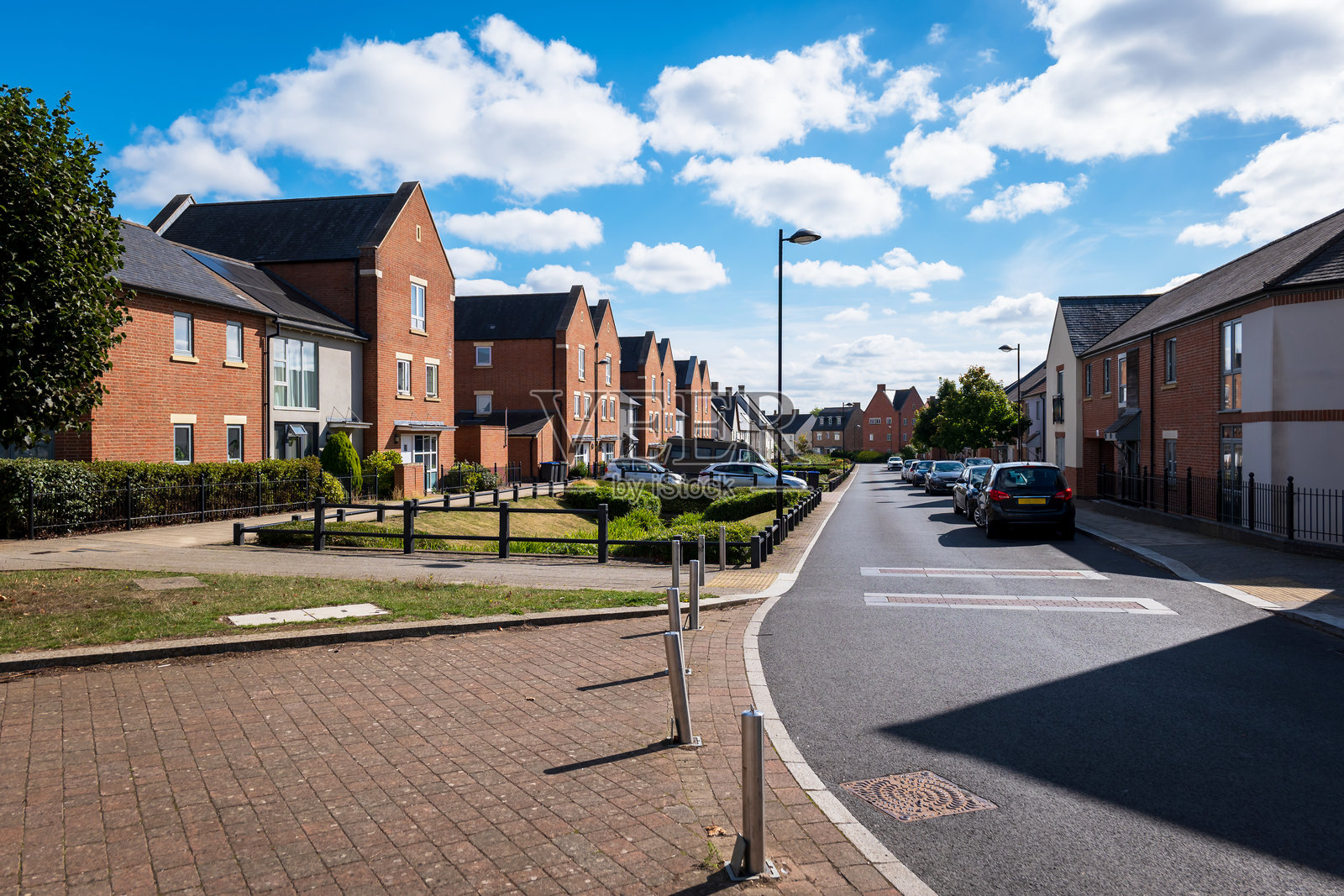 英国家庭住宅区内的传统独立住宅照片摄影图片