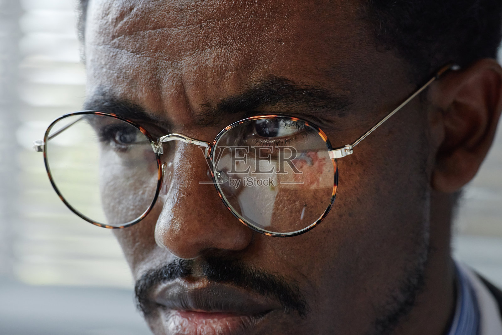 皱眉的男性医生照片摄影图片