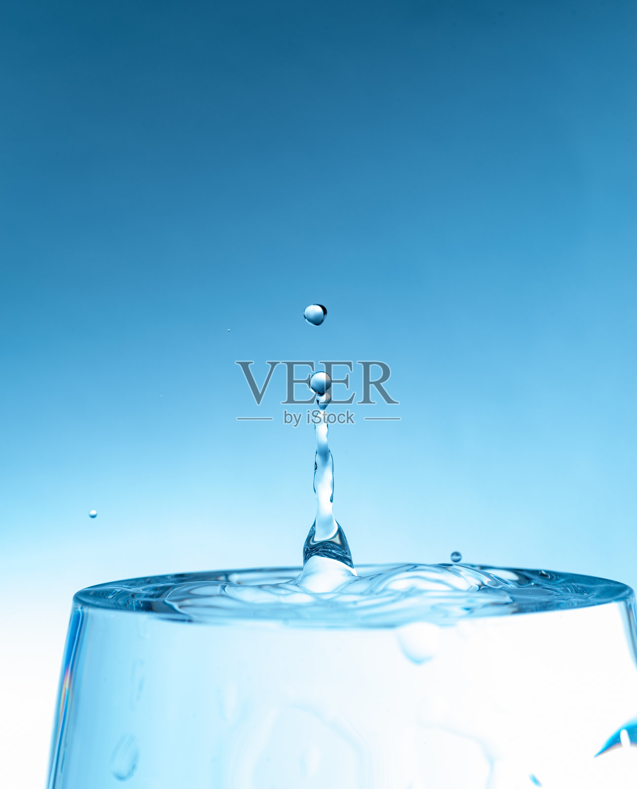 美丽的水滴在玻璃中弹跳照片摄影图片