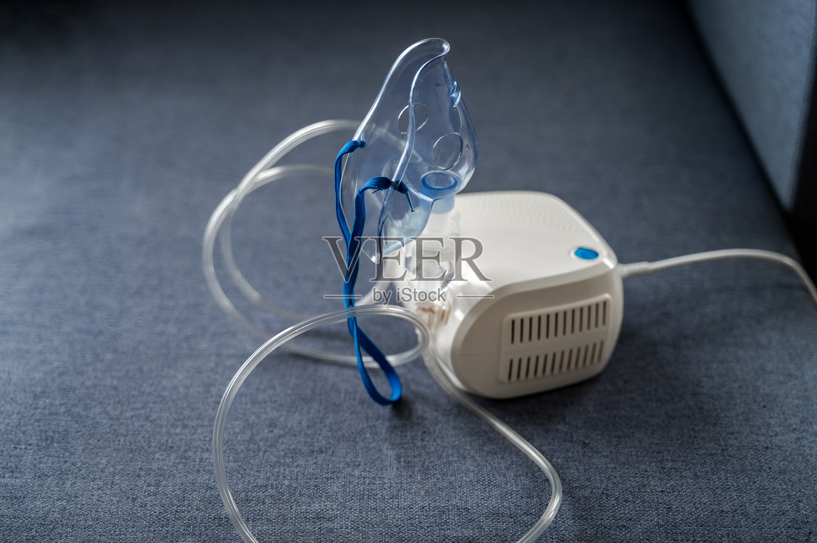 家用吸入装置放在沙发上照片摄影图片