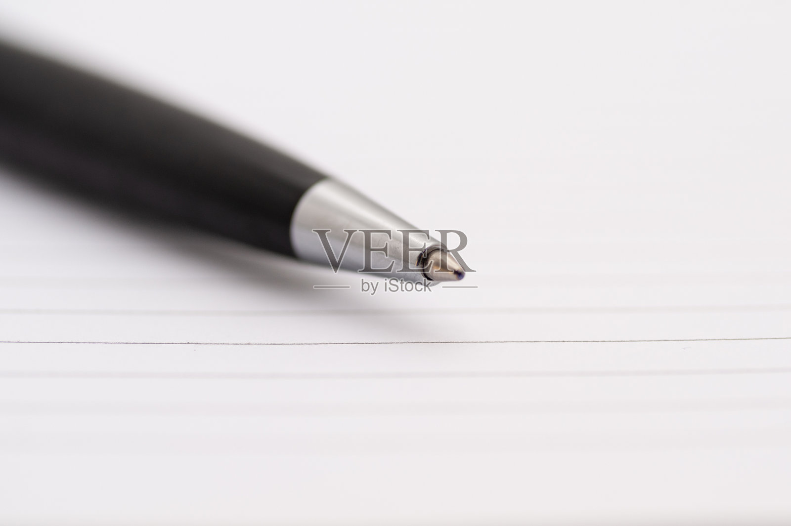 一支笔放在一个螺旋装订的笔记本上照片摄影图片