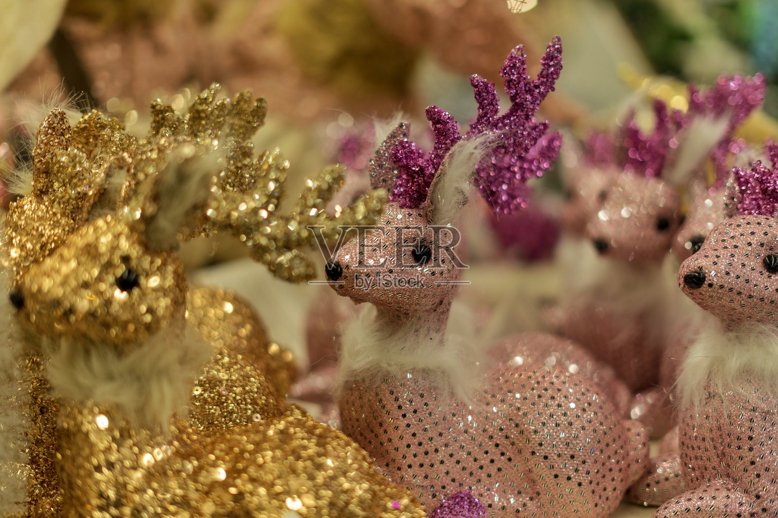 圣诞驯鹿雕像特写照片摄影图片