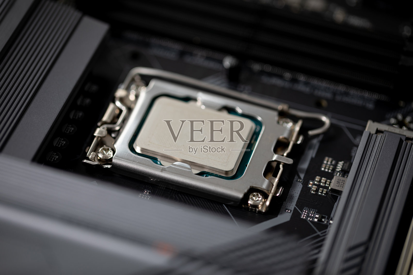 安装在主板上的CPU的详细特写视图，以便进行检查照片摄影图片