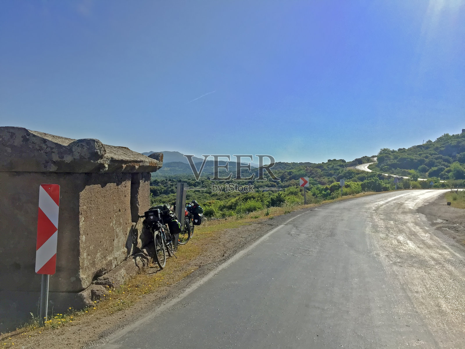 旅游自行车靠在路边的罗马石棺上。照片摄影图片