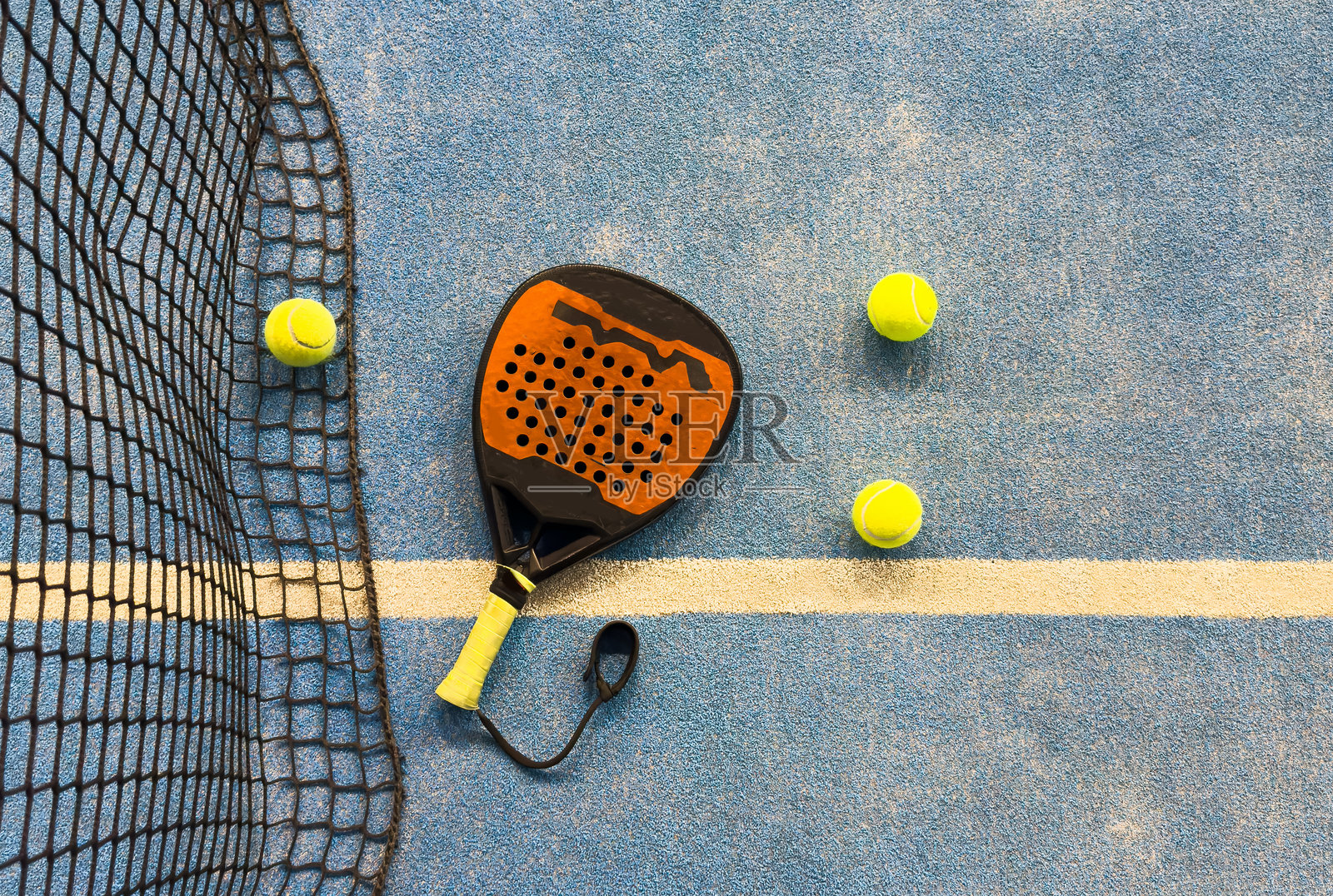 黑色专业的帕德尔网球拍和球，背景为蓝色自然光照。横向运动主题海报、贺卡、标题、网站和应用程序。照片摄影图片