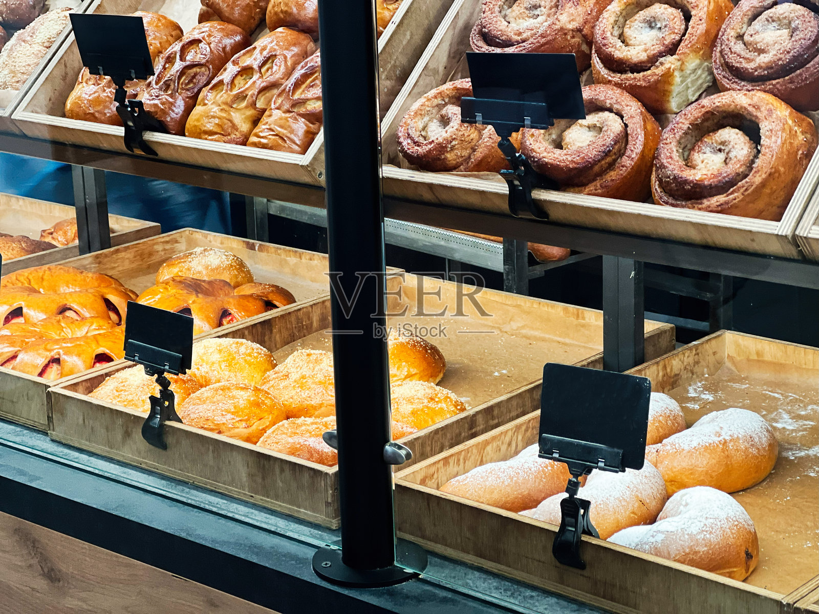 面包店柜台中展示的各种新鲜糕点照片摄影图片