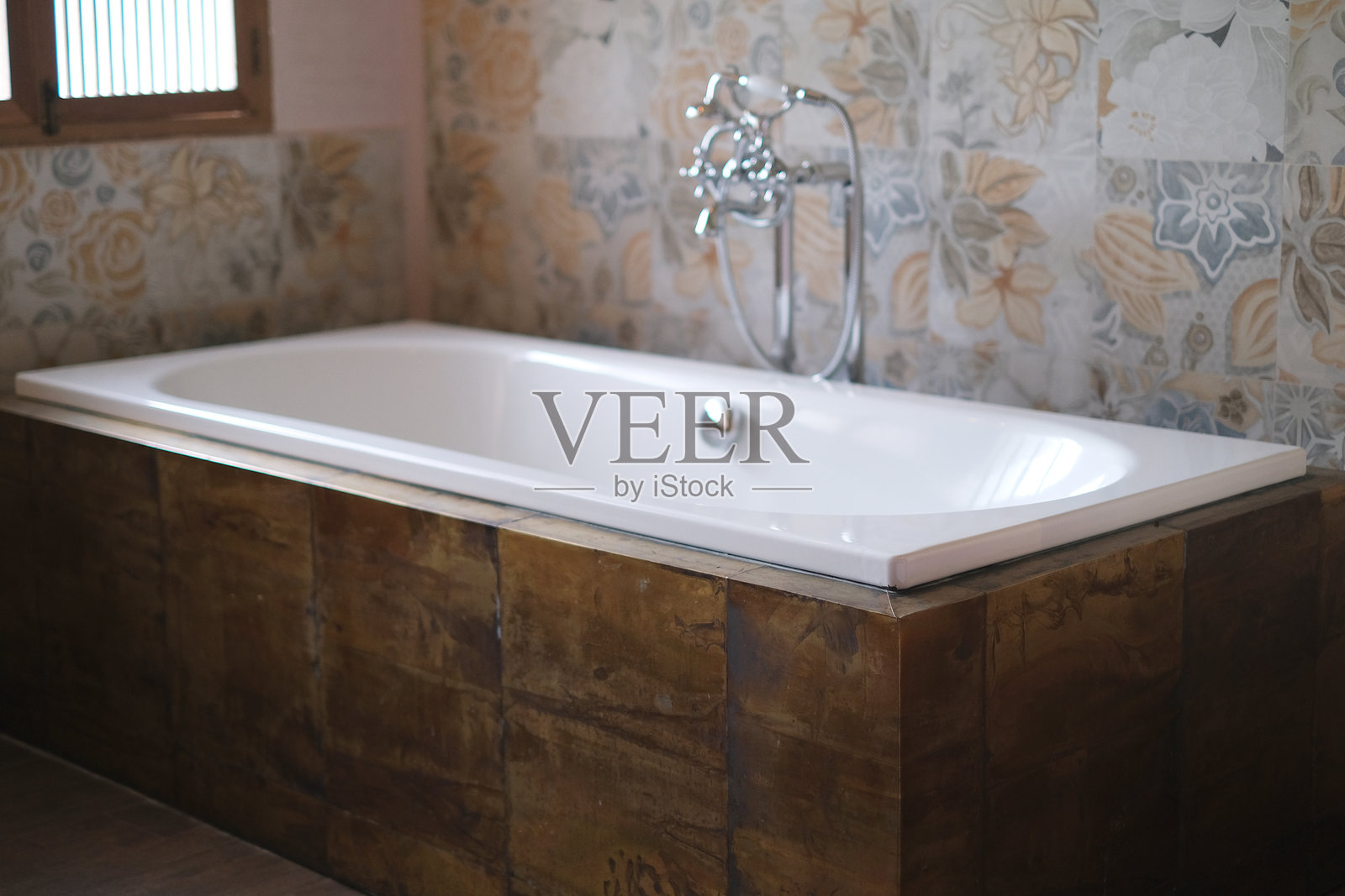 水疗室内的浴缸与优雅的墙砖照片摄影图片