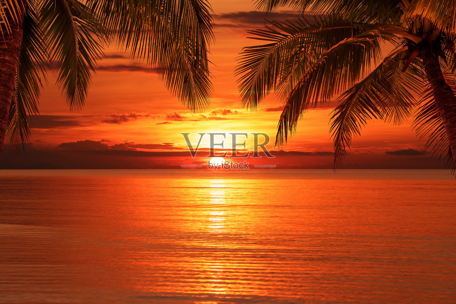 热带海洋上日落的黄昏背景照片摄影图片