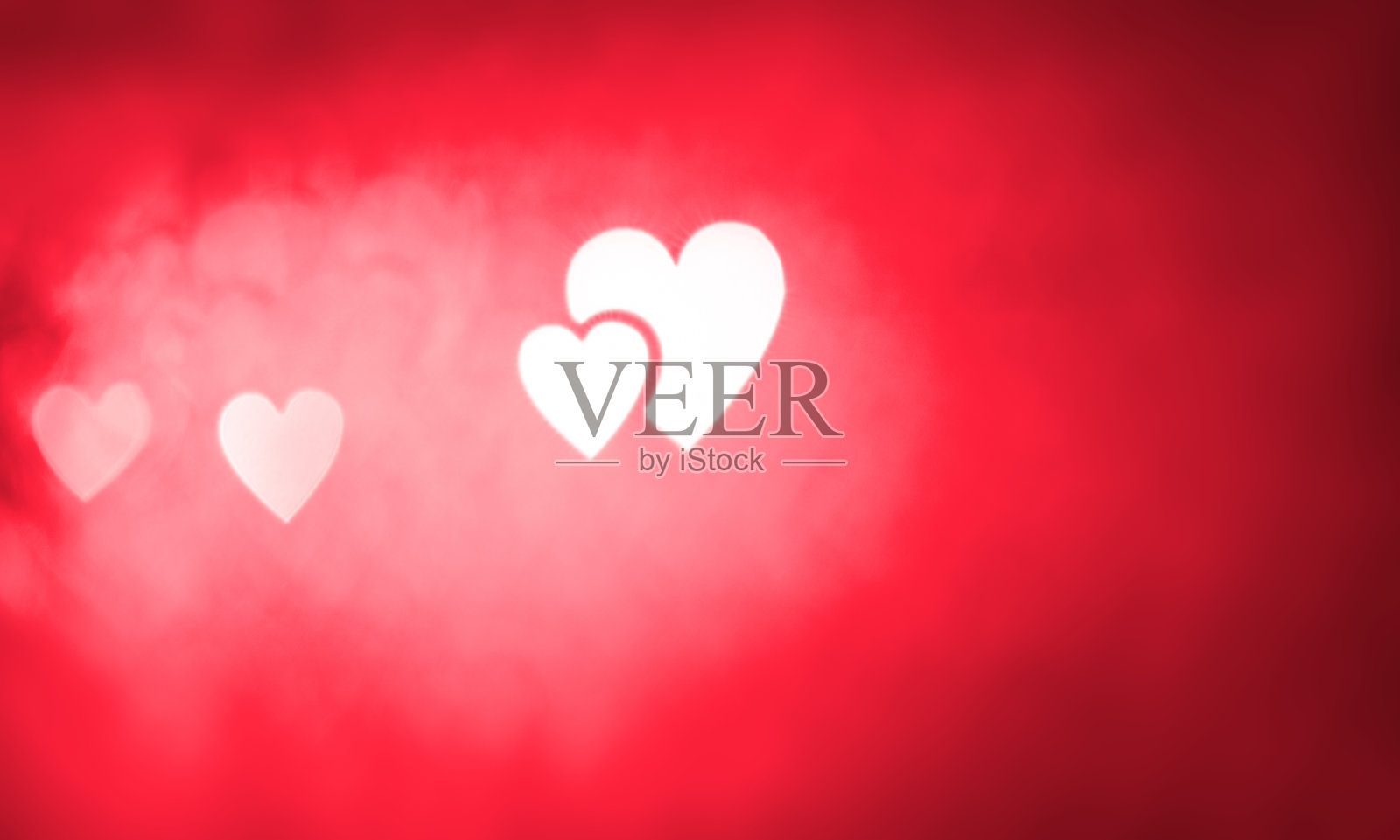 模糊的红色背景，带有心形散景，适合情人节使用照片摄影图片