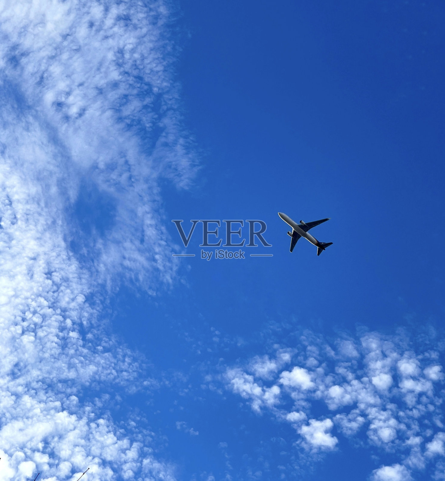 从地面视角看空中的商业客机照片摄影图片