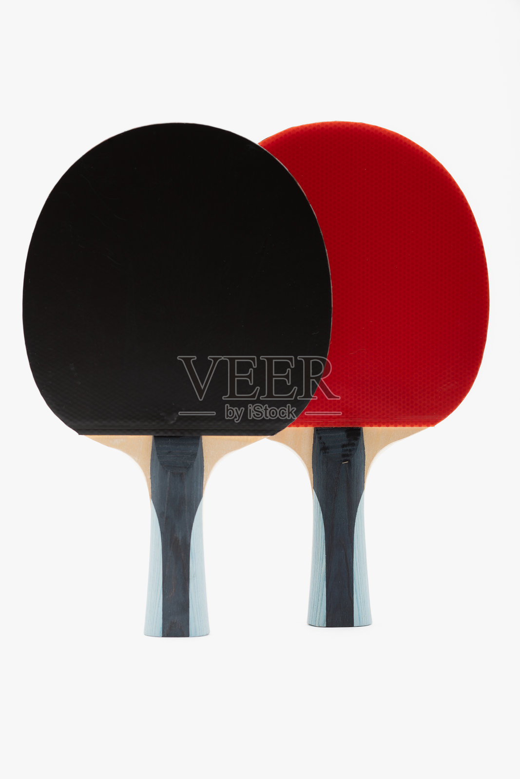 对称构图中的黑色和红色专业乒乓球拍对比照片摄影图片