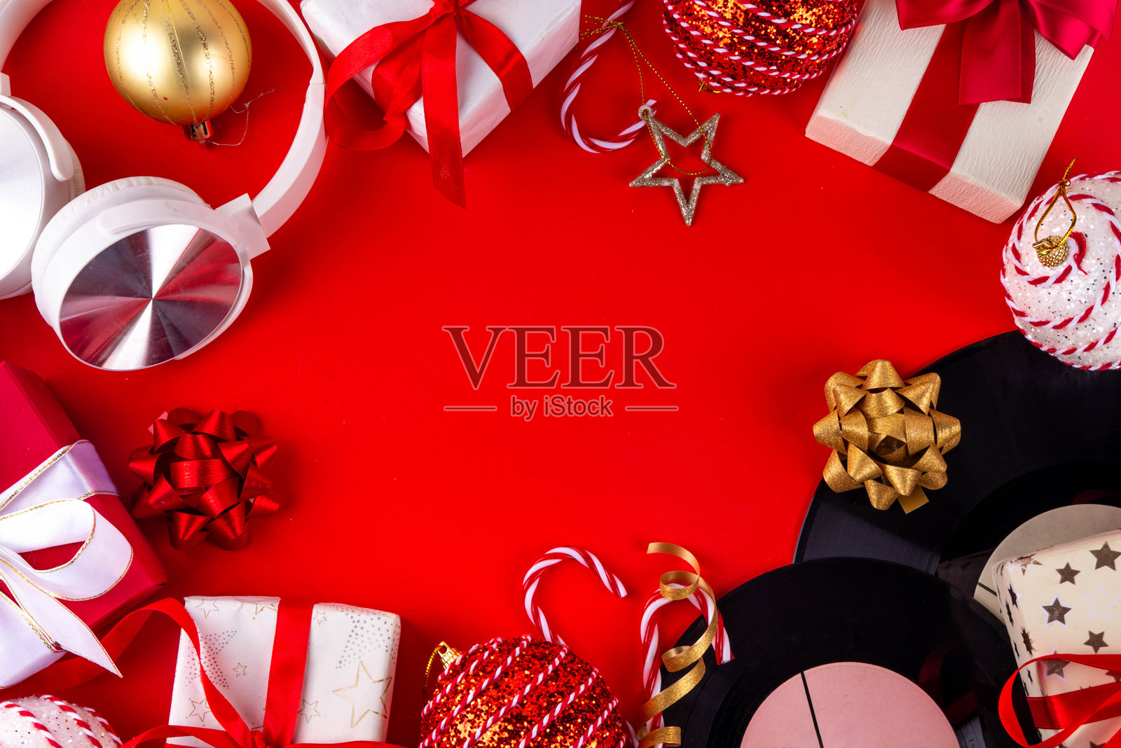 复古黑胶唱片与圣诞装饰和礼品盒照片摄影图片