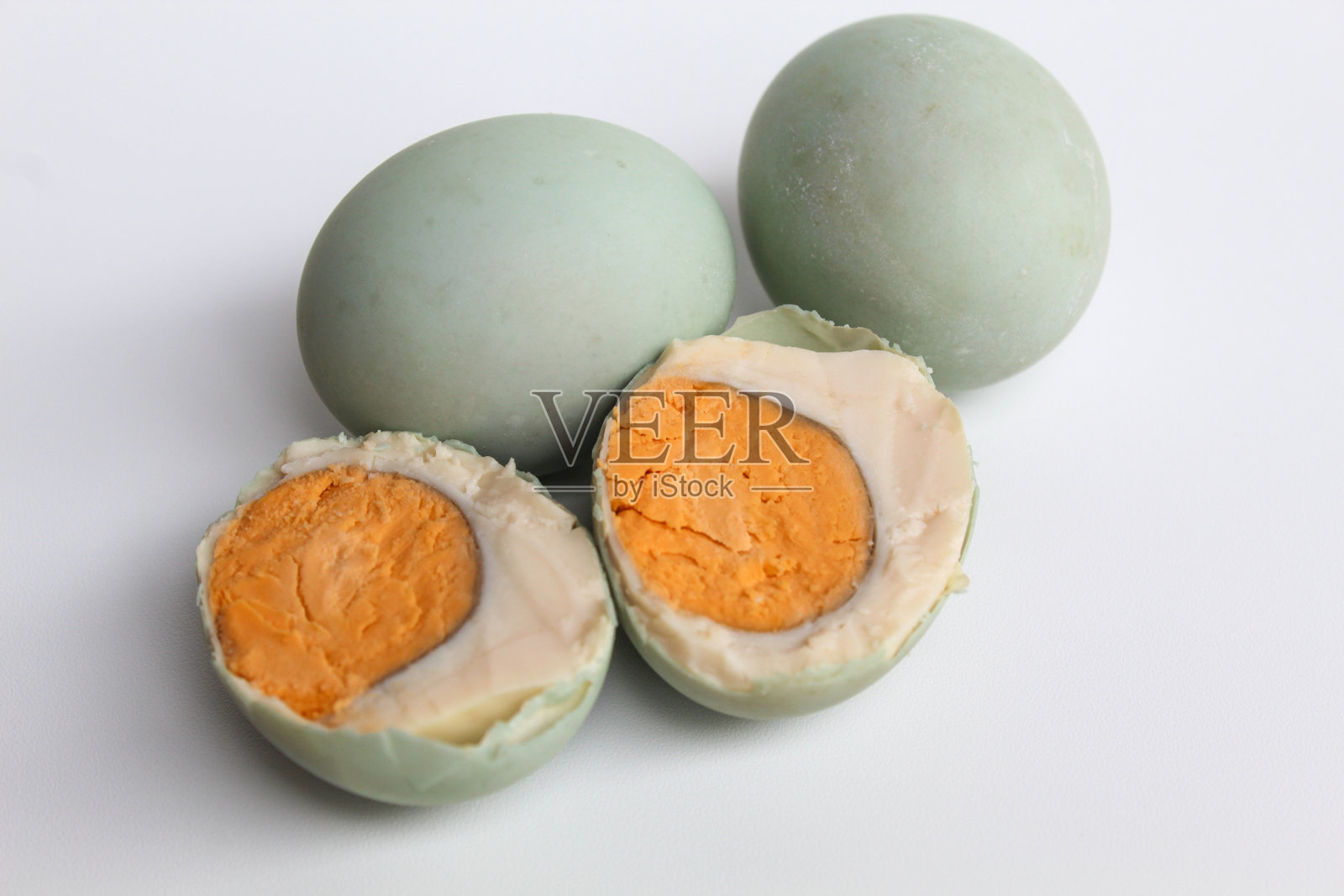 半个咸鸭蛋，蓝色外壳，孤立在白色背景上照片摄影图片