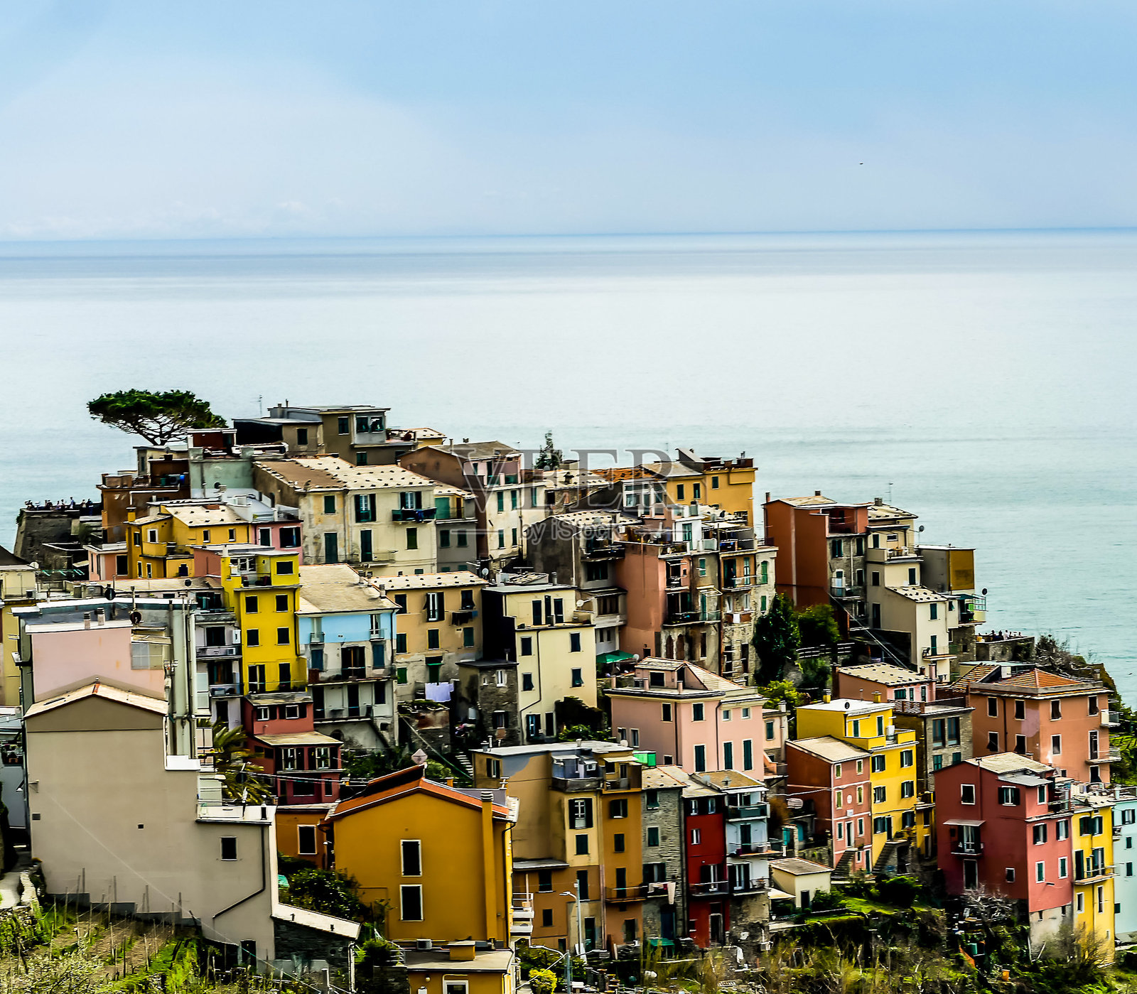 一个色彩斑斓的小镇，背景是蓝天照片摄影图片