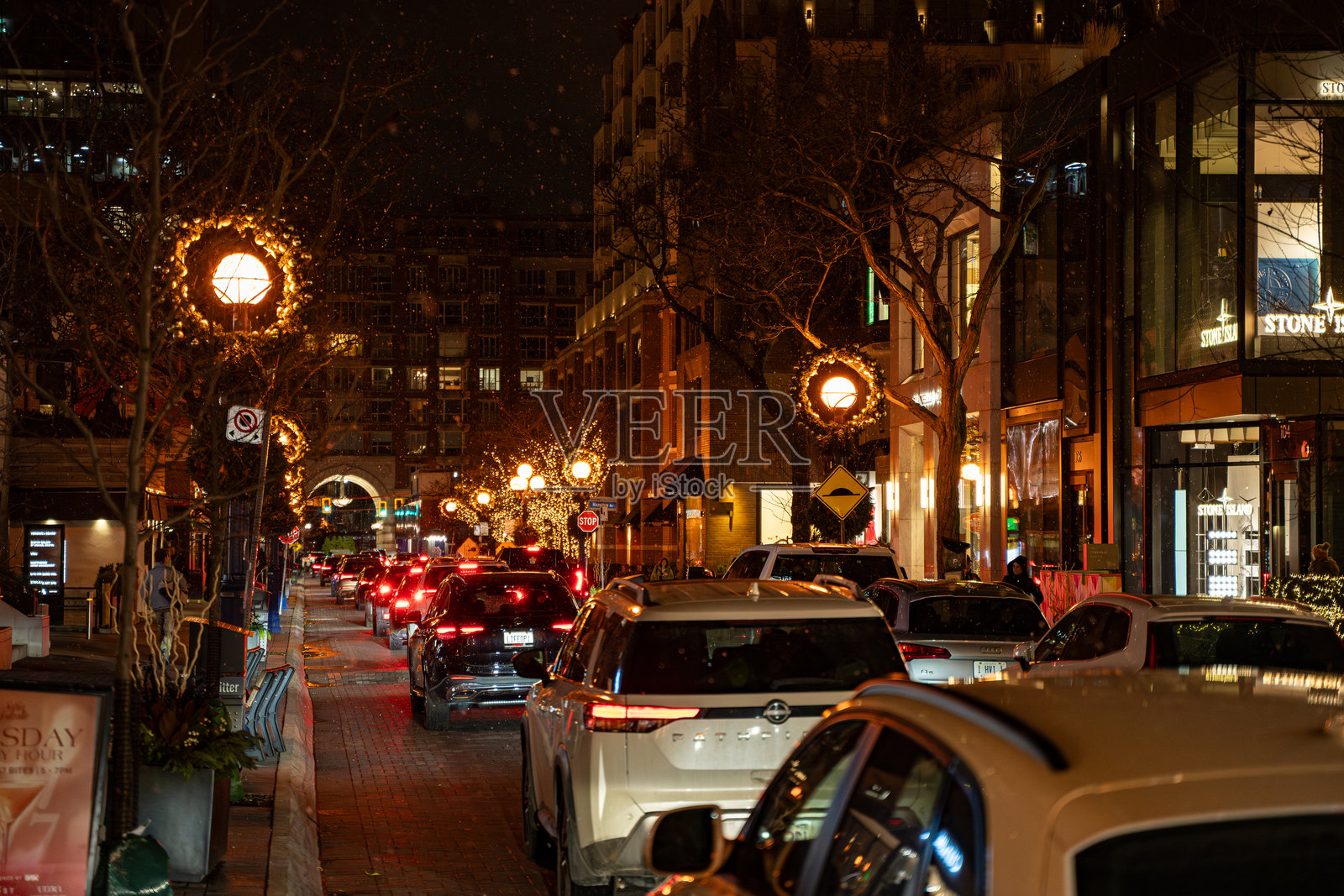 多伦多约克维尔的季节性节日装饰与灯光。加拿大多伦多 - 2024年12月11日。照片摄影图片