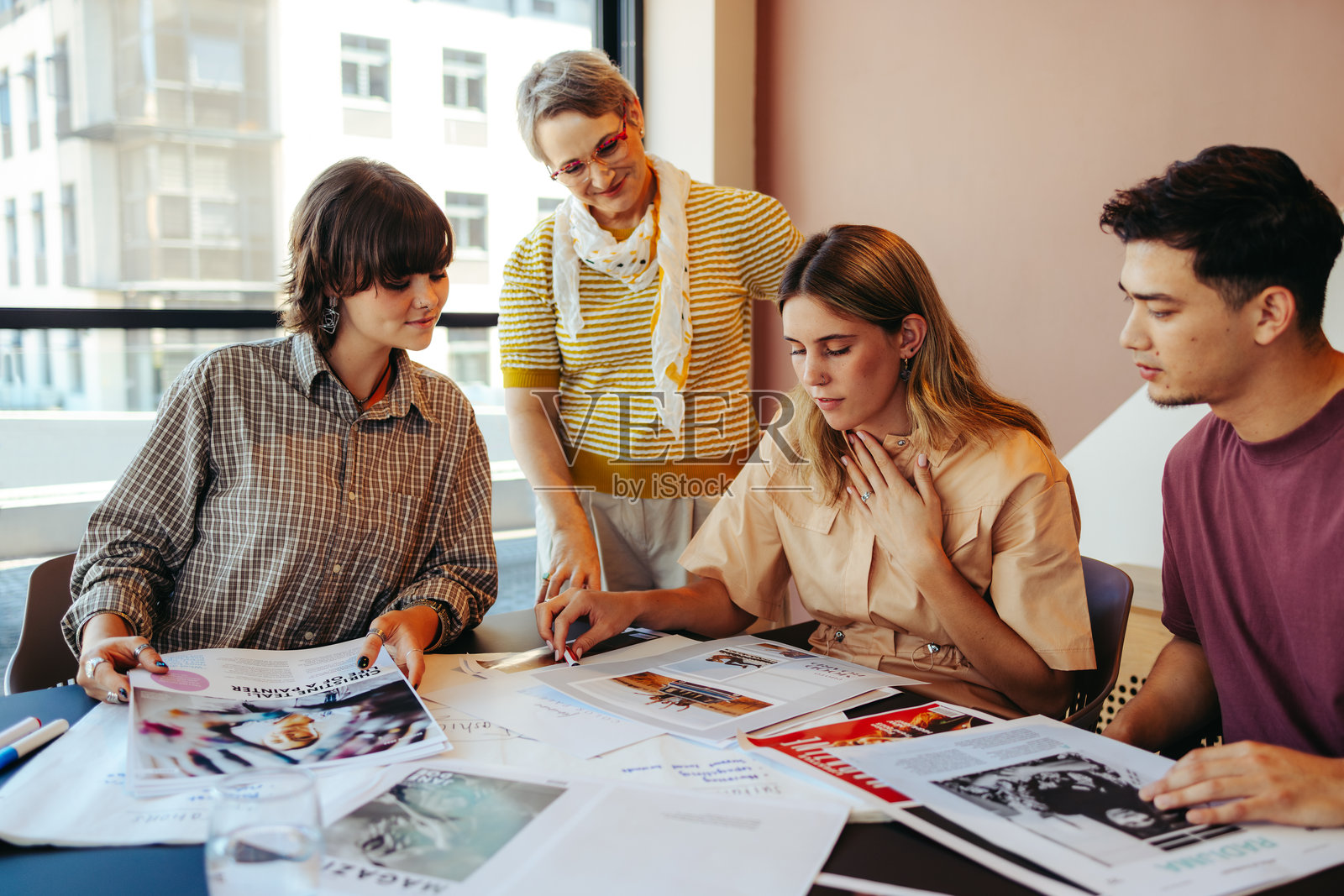 城市环境中的高中班级项目，学生们在老师的指导下共同完成创意作业照片摄影图片