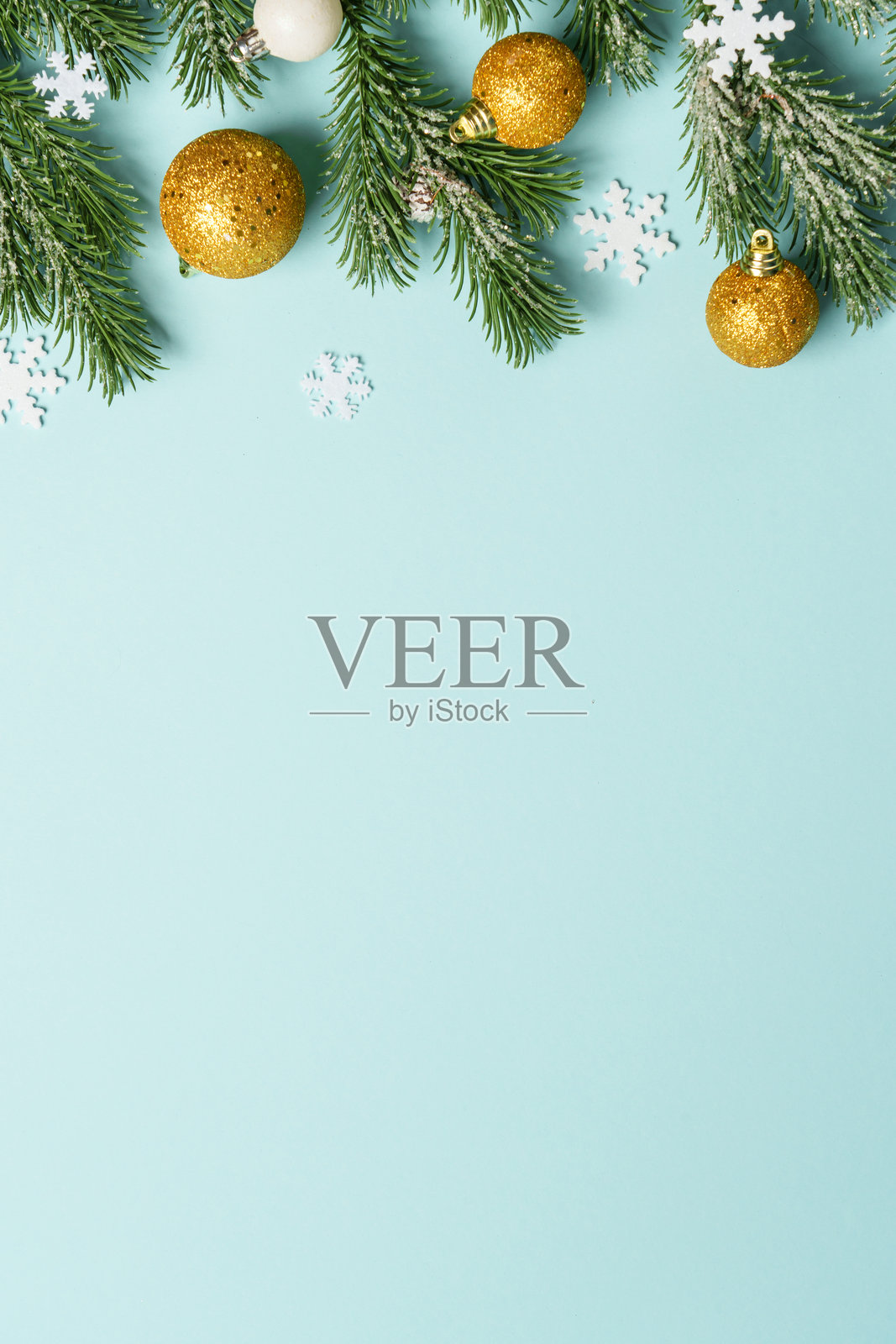 蓝色背景上的圣诞白色和金色装饰，留有设计空间。照片摄影图片