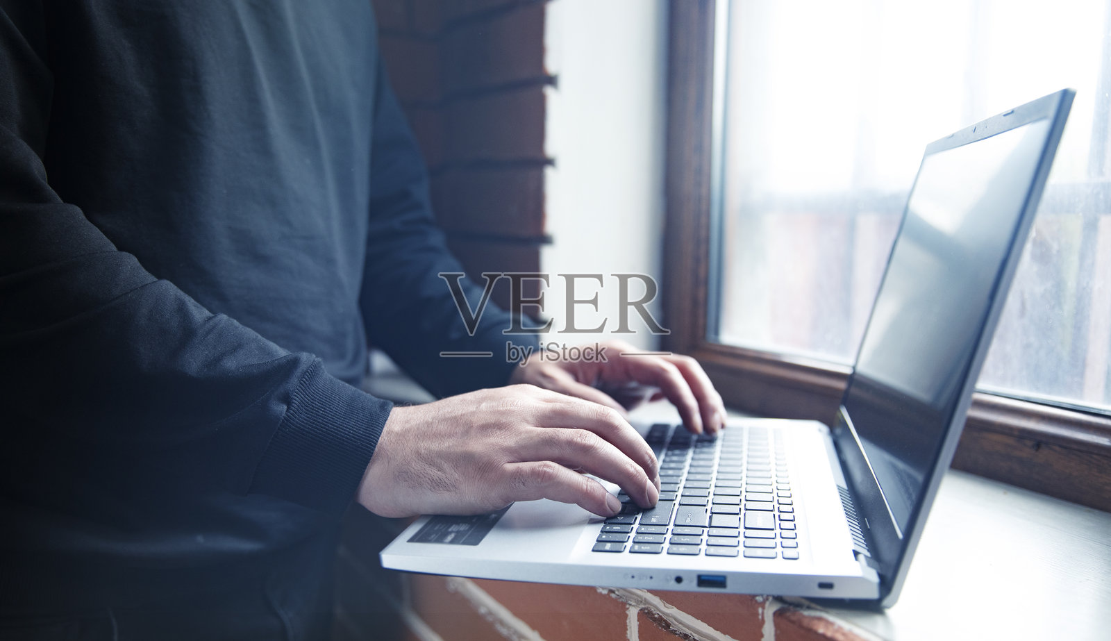 商务人士的手在笔记本电脑键盘上打字照片摄影图片