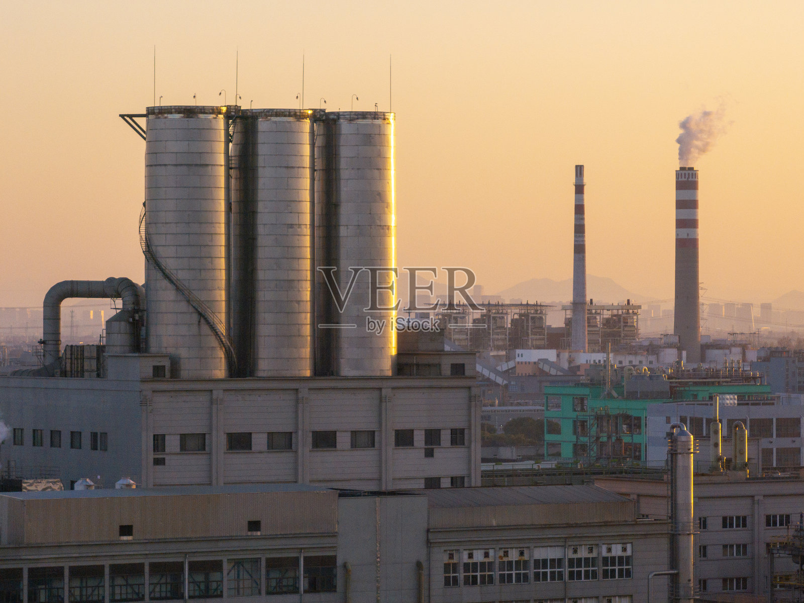 航拍夕阳下火力发电厂照片摄影图片