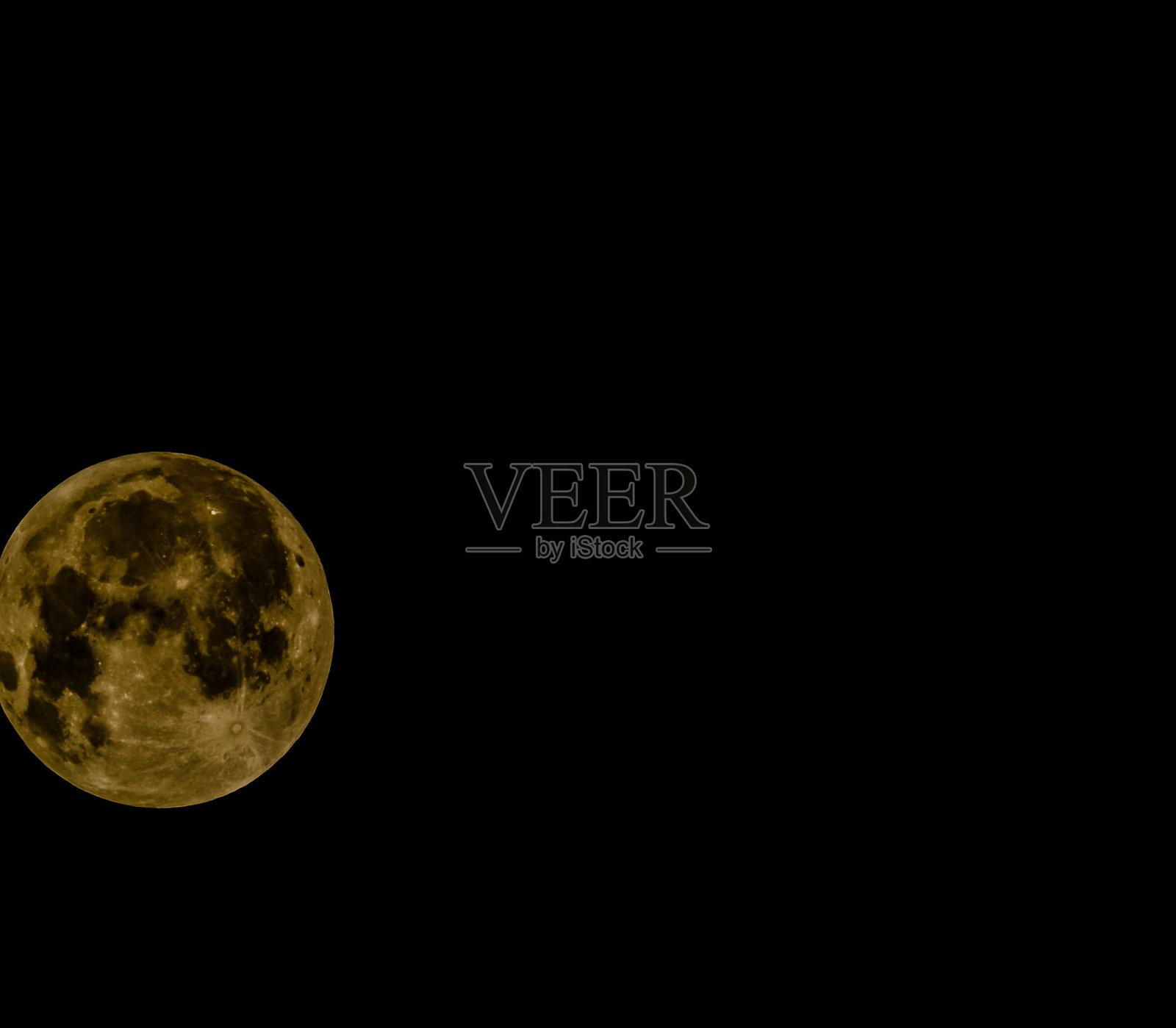 一轮明亮的大月亮高悬在黑暗的背景上照片摄影图片