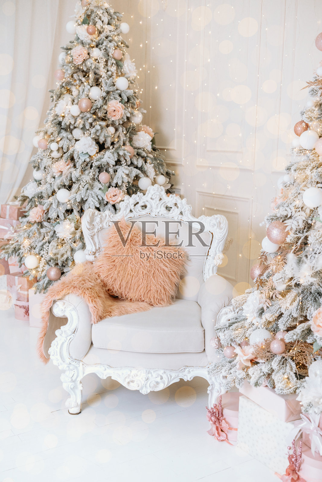 这个迷人的冬季场景展现了一个精美装饰的圣诞空间。照片摄影图片