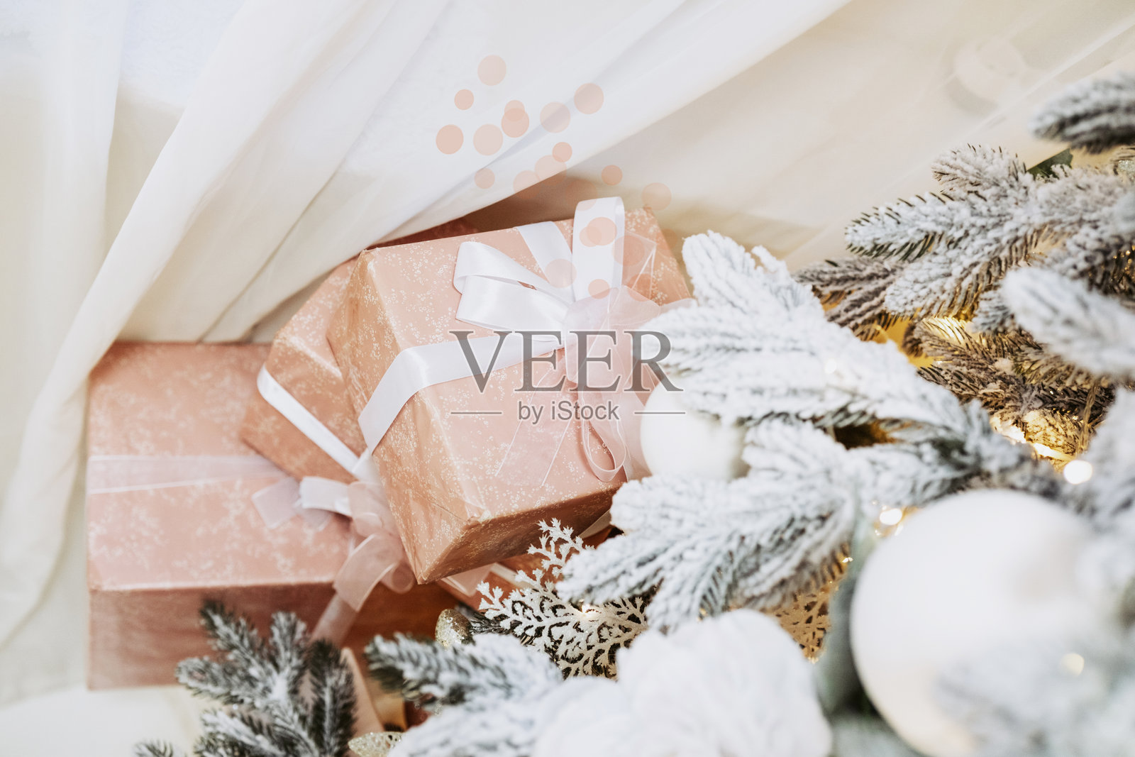 美丽装饰的圣诞树旁的快乐节日礼物照片摄影图片