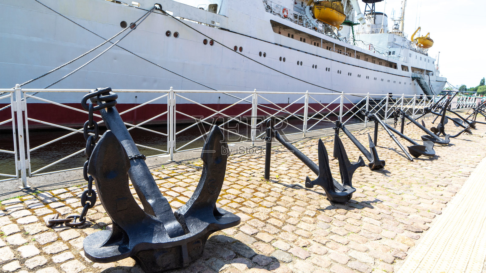 堤岸上有锚,旁边停靠着博物馆海事业务的船只,俄罗斯加里宁格勒照片摄影图片