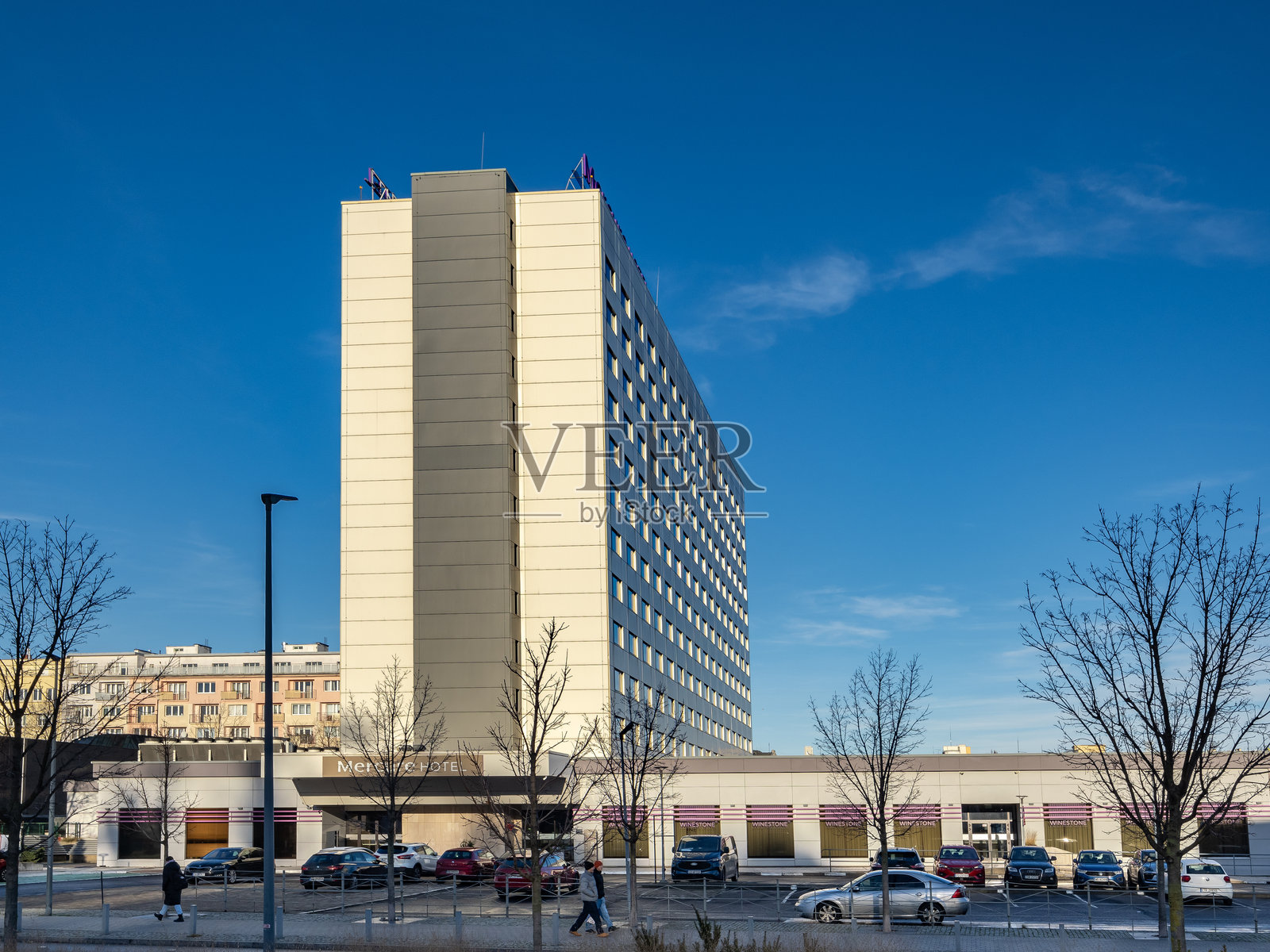 在阳光明媚的秋日，格丁尼亚的水星酒店大楼照片摄影图片