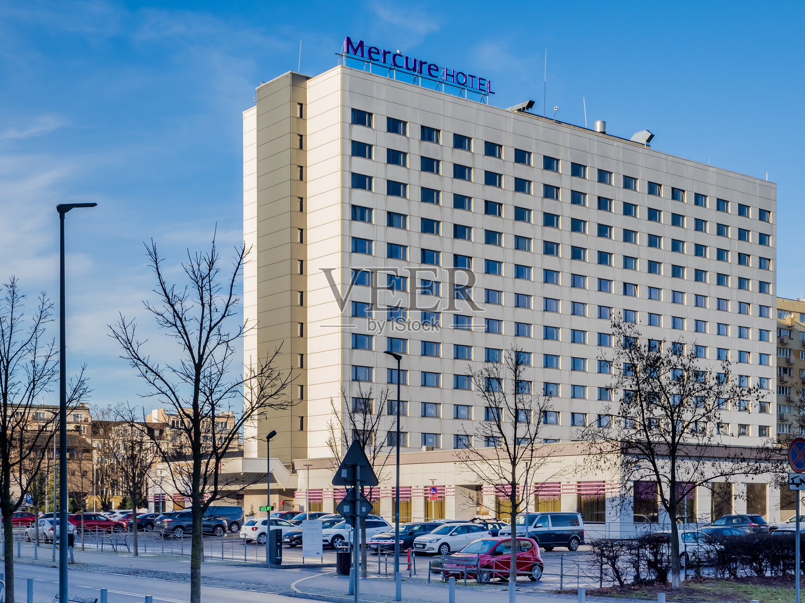 在阳光明媚的秋日，格丁尼亚的水星酒店大楼照片摄影图片