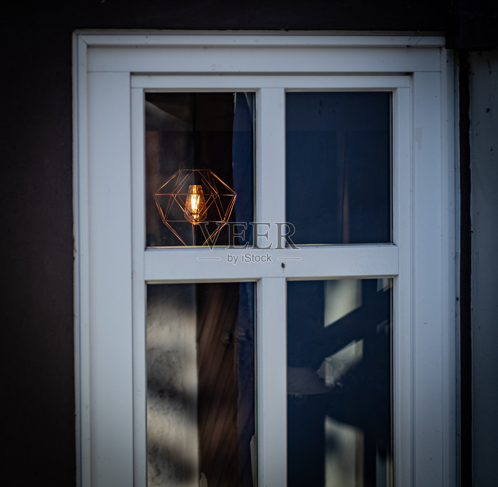 窗户里的灯照片摄影图片