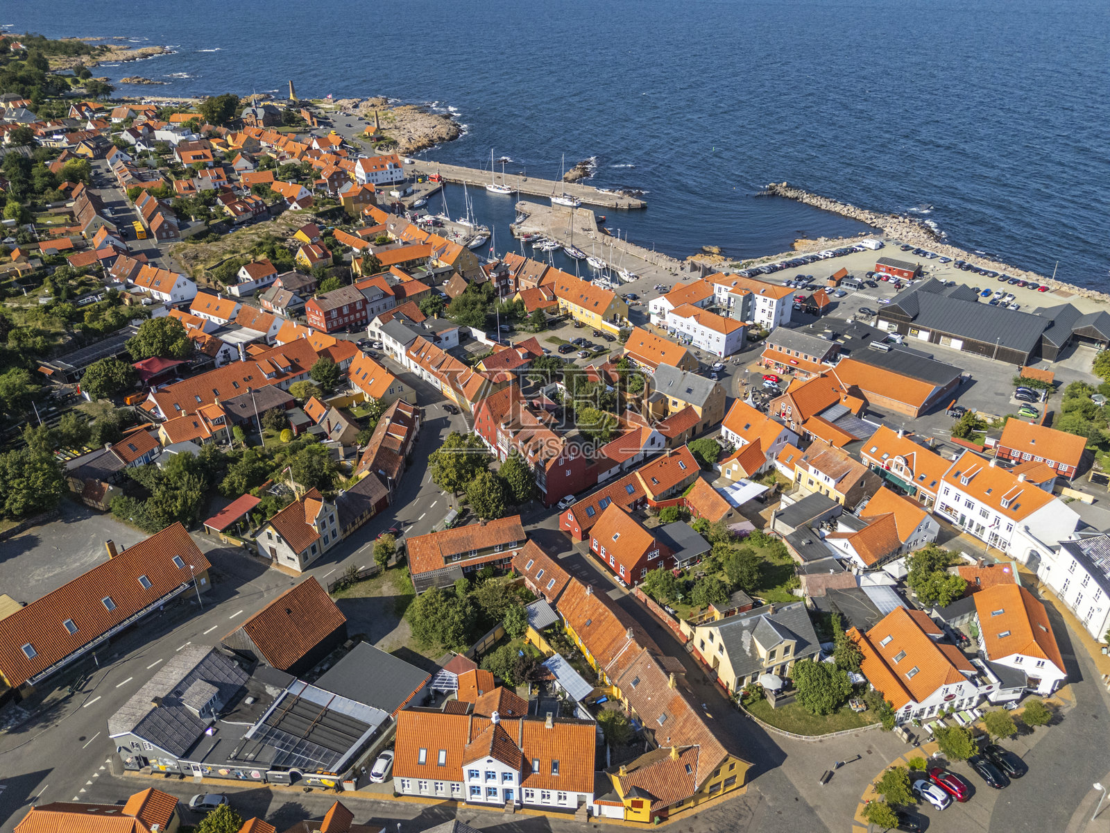 丹麦博恩霍尔姆岛阿林厄镇的航拍照片照片摄影图片