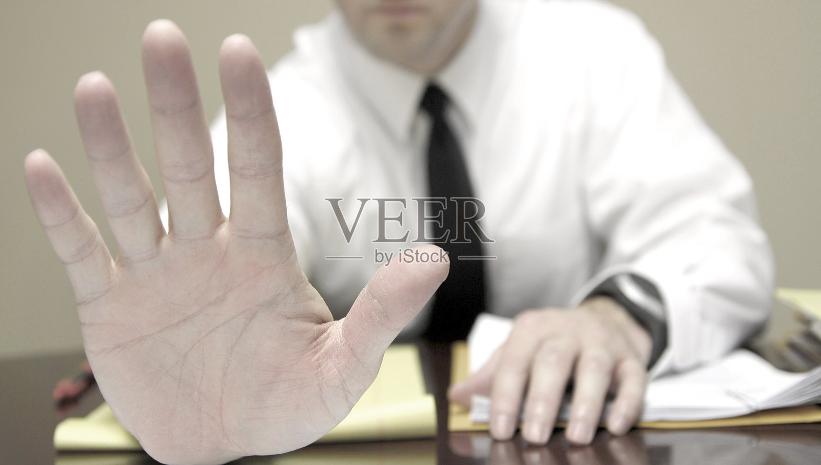 办公桌前的商务人士举手表示停止或中止照片摄影图片