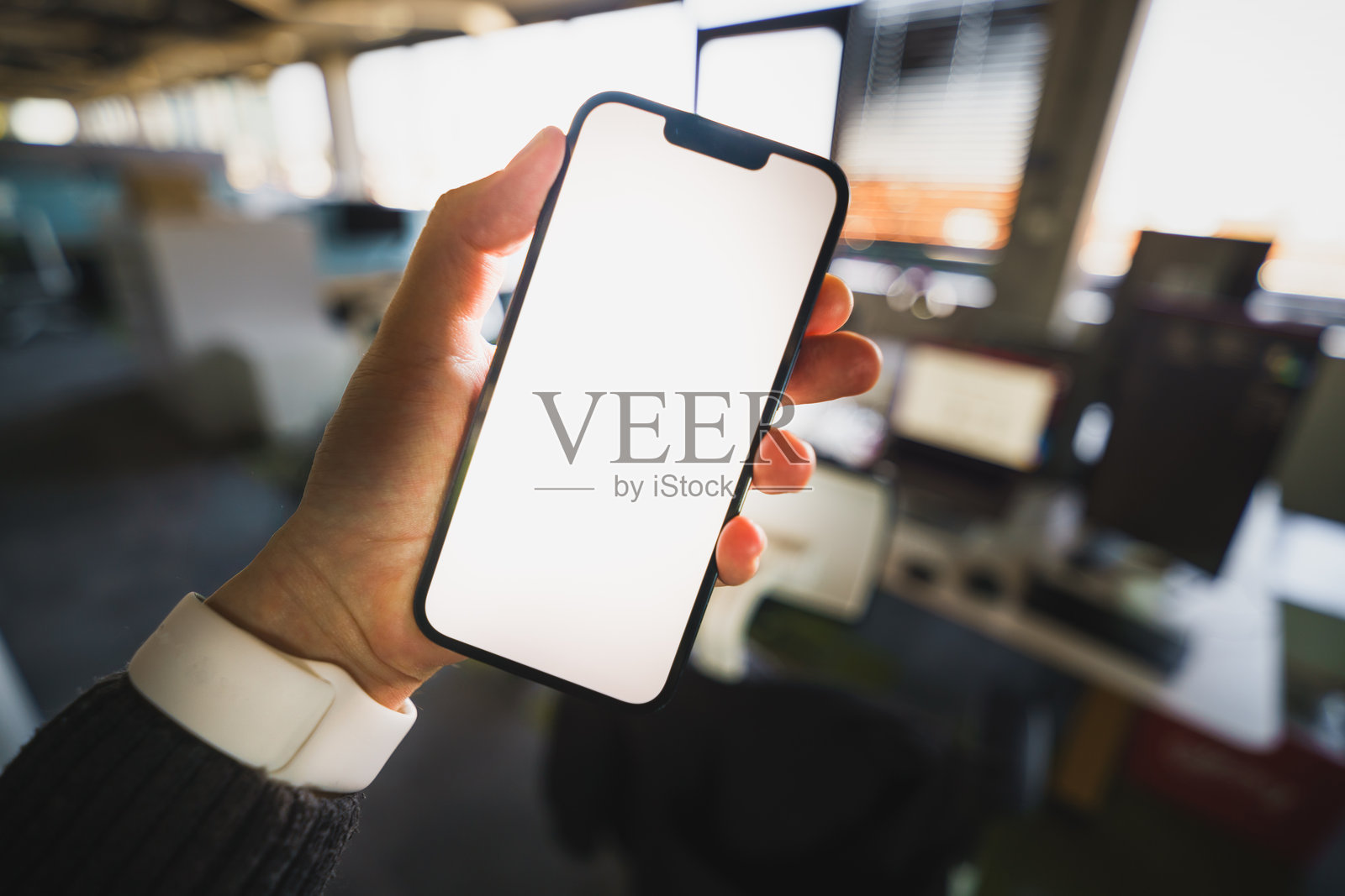 手握智能手机空白屏幕样机照片摄影图片