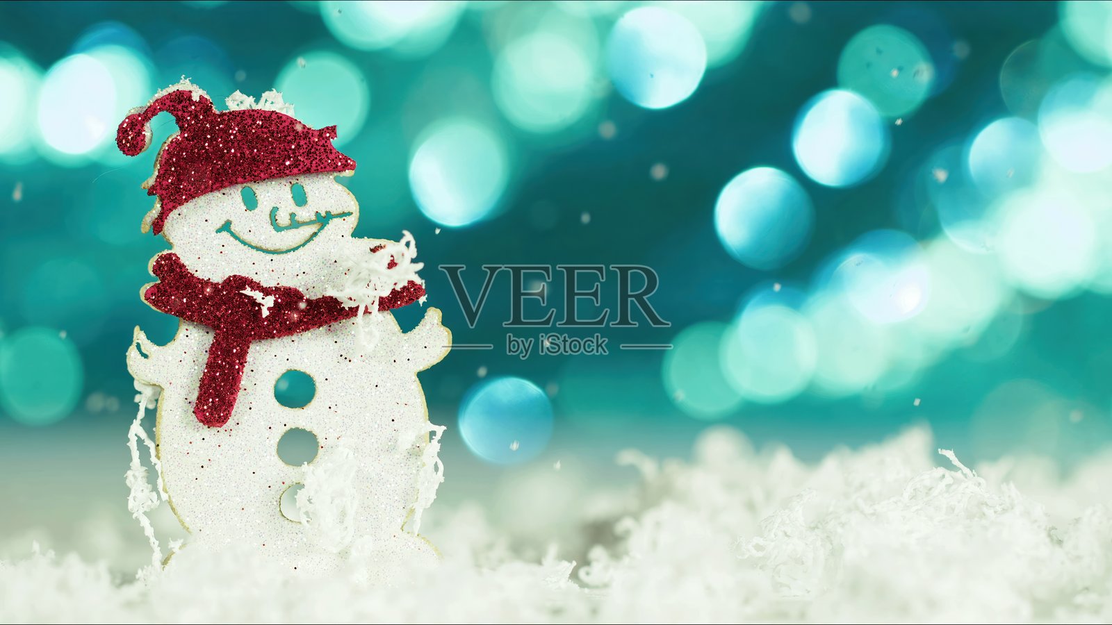 圣诞新年夜概念：雪人和背景中的虚化光点照片摄影图片