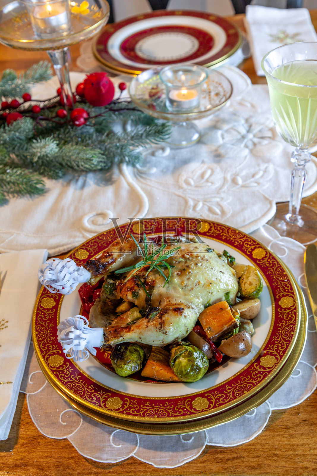 威士忌奶油酱烤小公鸡配土豆和布鲁塞尔芽菜照片摄影图片