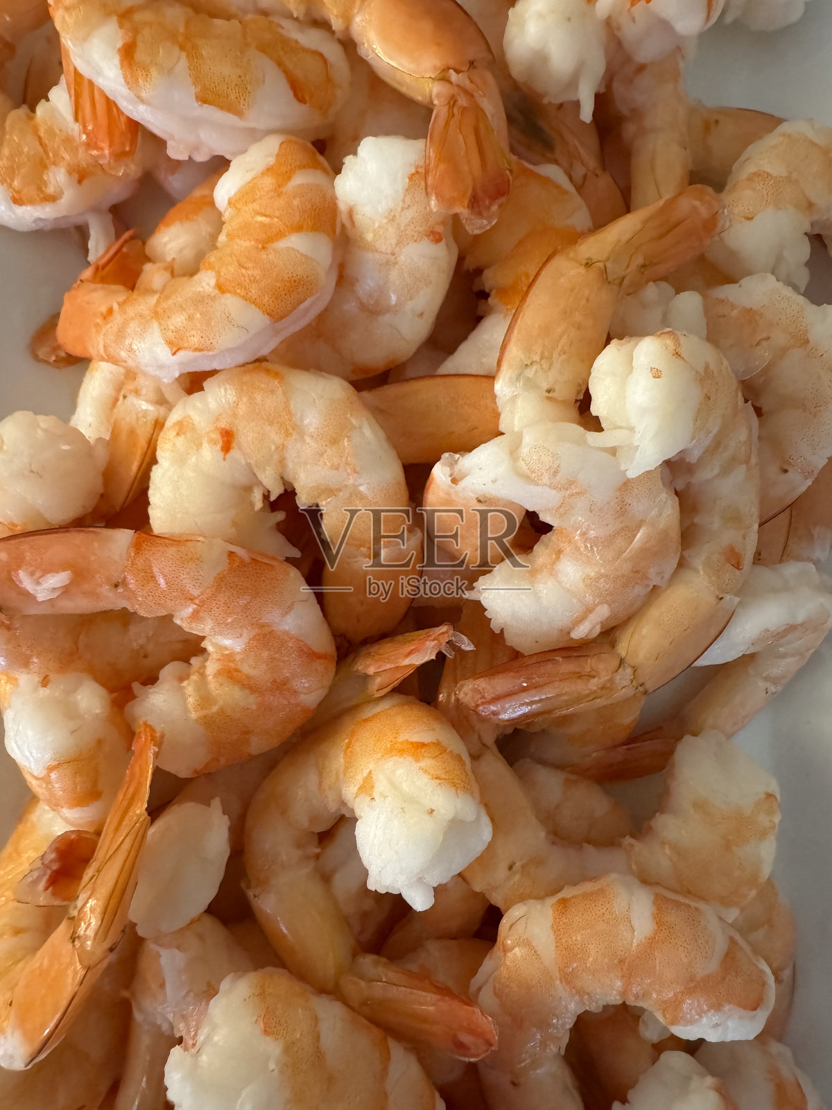 剥皮去肠的虾放在一个上菜盘上照片摄影图片