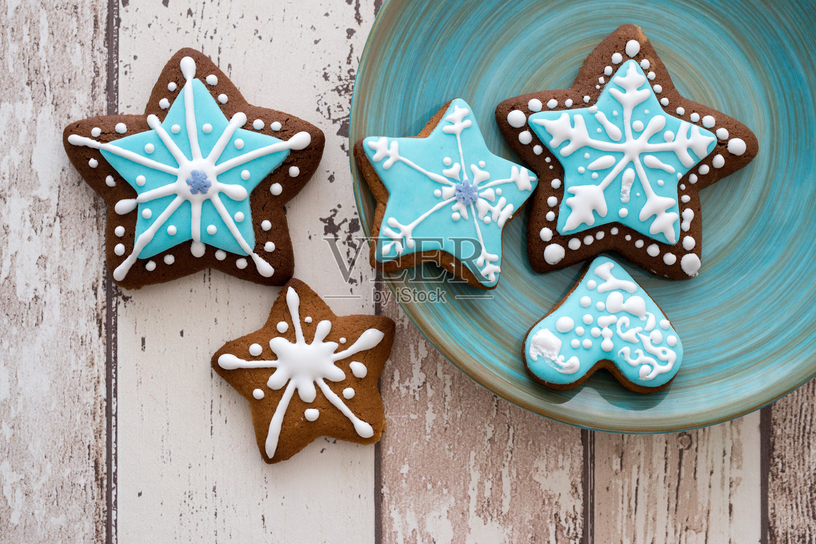 不同的圣诞姜饼饼干放在质朴的木质背景上，俯视图。留有文字空间。照片摄影图片