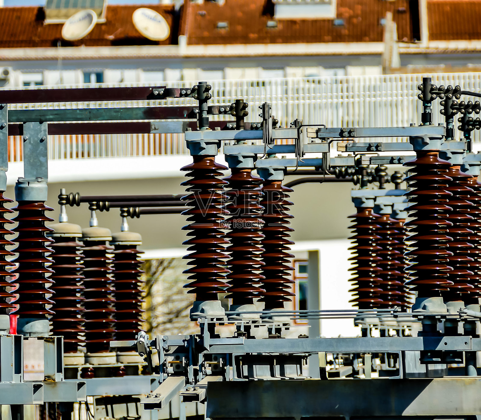 一根棕色和白色电线杆的电力线照片摄影图片