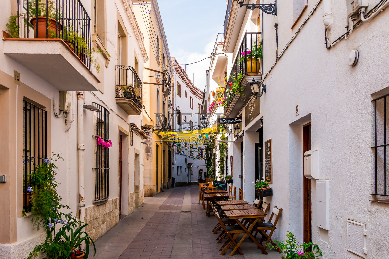 西班牙加泰罗尼亚的布拉瓦海岸托萨德马尔老城的街道和建筑。照片摄影图片