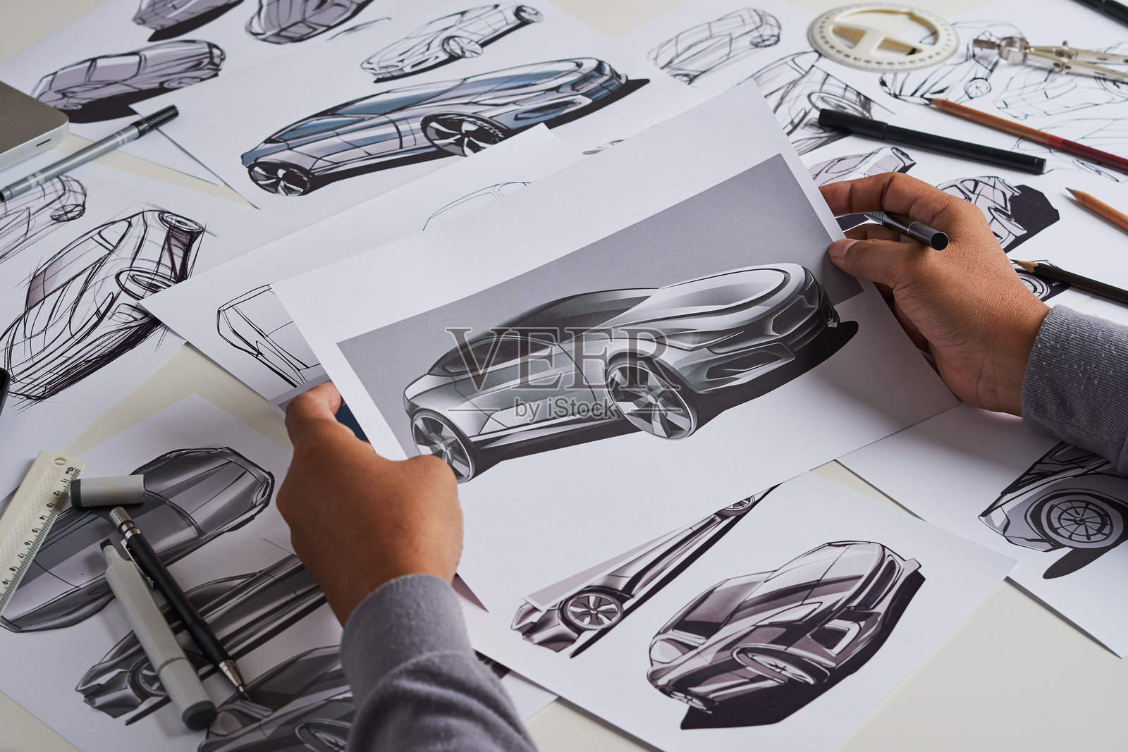 汽车设计师工程师的设计图纸草图开发原型概念车工业创意。照片摄影图片